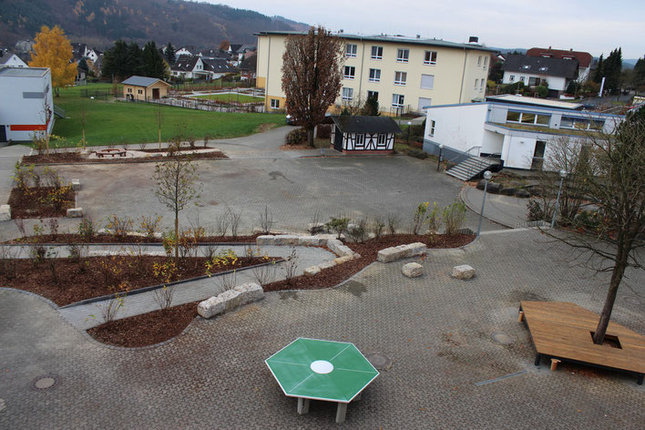 Blick auf die neu gestalteten Schulhöfe - noch fehlen diverse Sitzgruppen und die Überdachung im Kioskbereich.