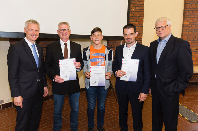 Ehrung durch Staatssekretär Dr. Manuel Lösel (li) und Dr. Thomas Brunn, Vorstandsmitglied HESSENMETALL (re): Heiko Bickel (Goldbachschule), Lars Hegemann (Heinrich-von-Bibra-Schule Fulda) und Michael Hans (Jahnschule Hünfeld).