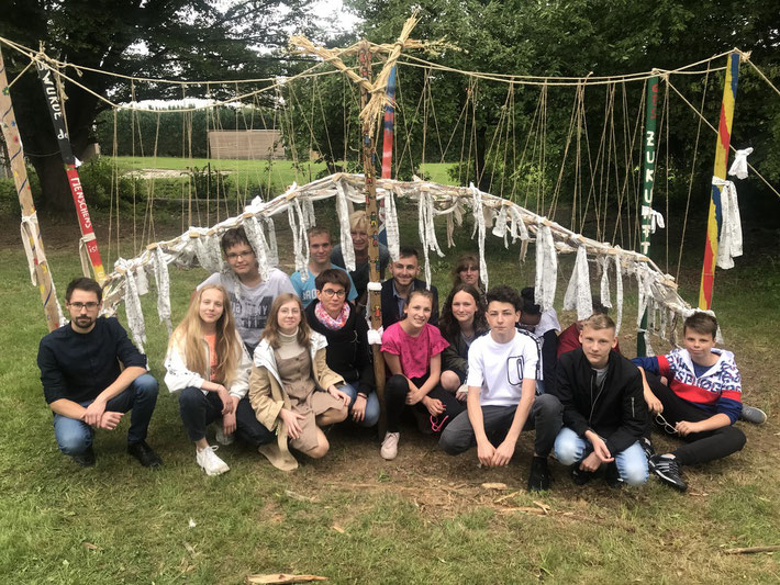 Goldbachschüler bauen mit ihren polnischen Gästen eine symbolische Brücke.