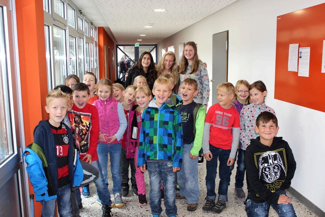 Meltem Kizilhan, Mirja Berth und Mina Aßmann führten durch die Goldbachschule. (Foto: Johann Eisfeld)
