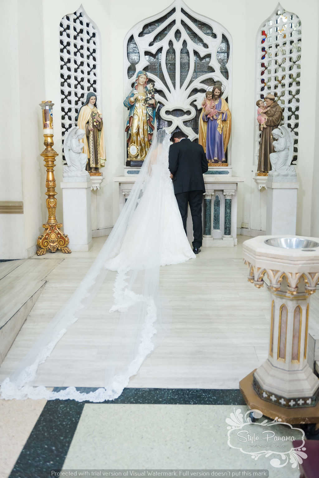 6. Ambos novios llevan el ramo a la virgen