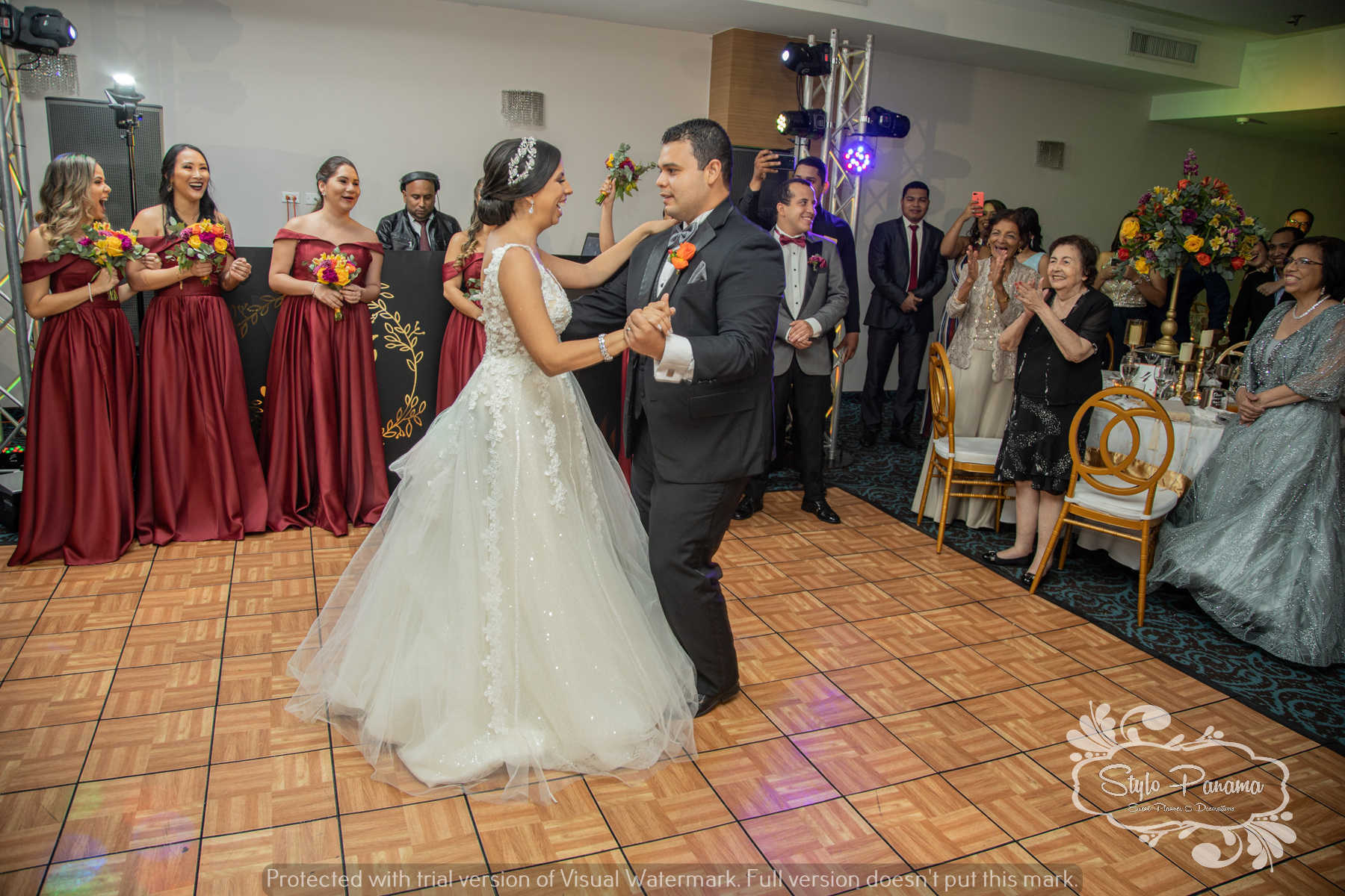 16. Inicio del baile como nuevos esposos 