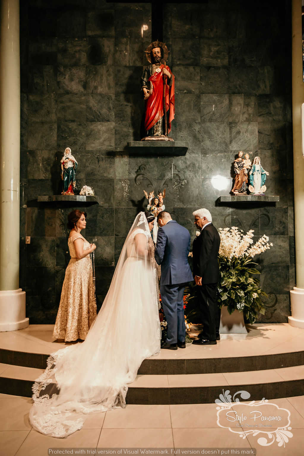 4. Los papás acompañaron a los novios para llevar el ramo a la virgen