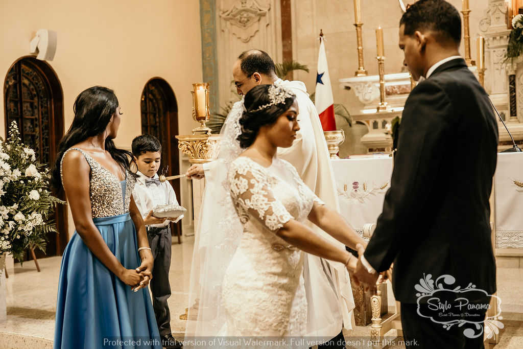 El niño lleva los anillos para su bendición y colocación