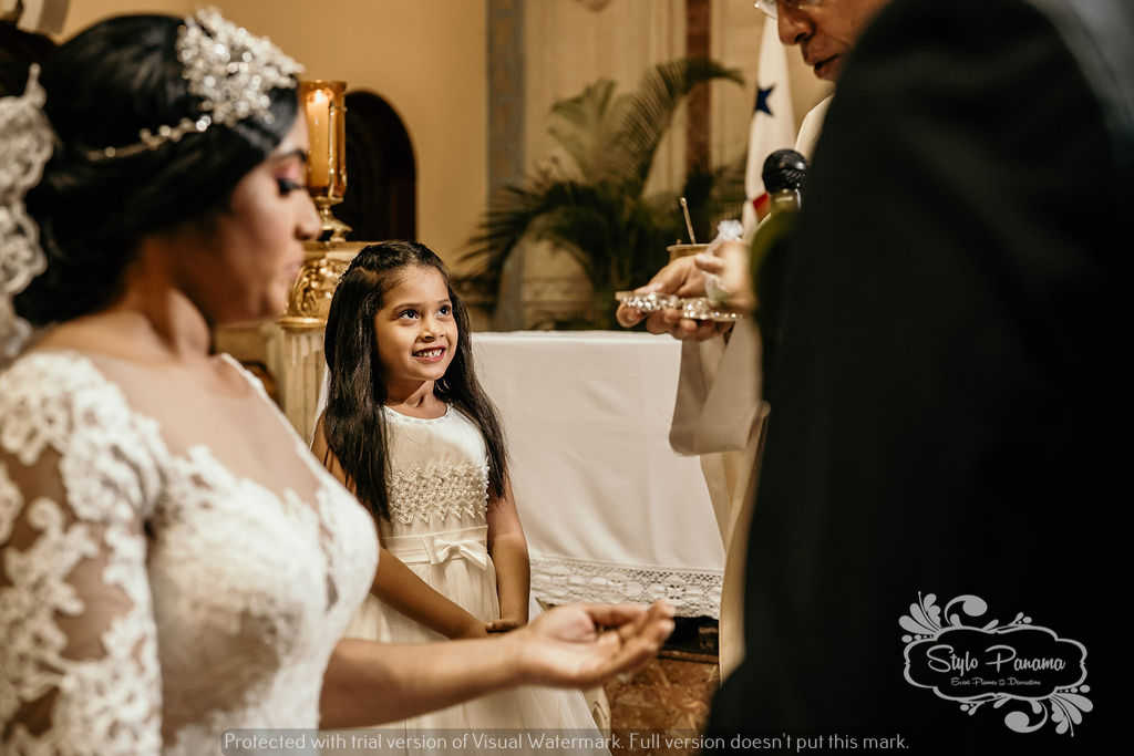 La Esposa recibe las arras para entregárselas a su esposo