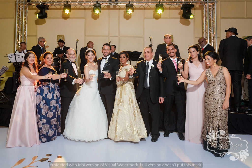 12. Unen sus copas para finalizar el brindis, Salud!