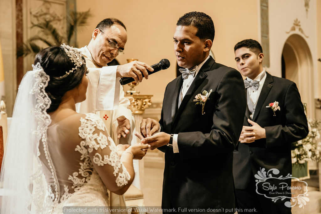 El esposo recibe las arras de parte de su esposa