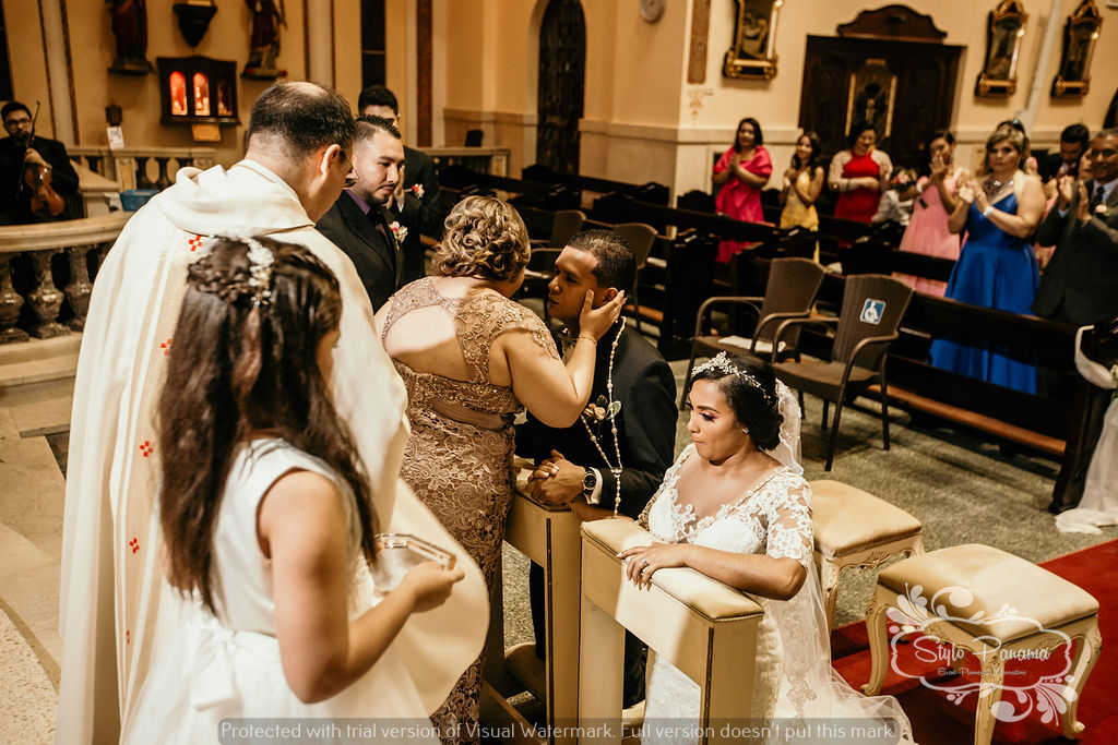 6. Bendición de los padrinos de lazo de unión a los novios