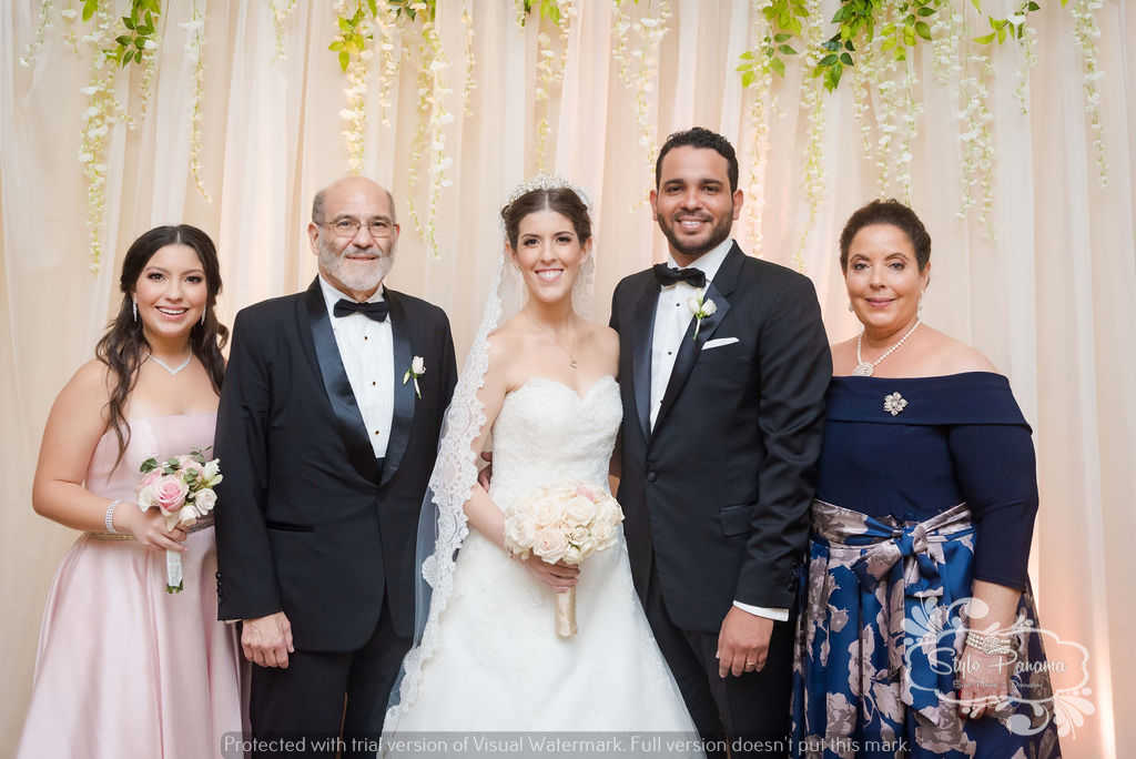 2. Esposos con los papás y hermana de la novia