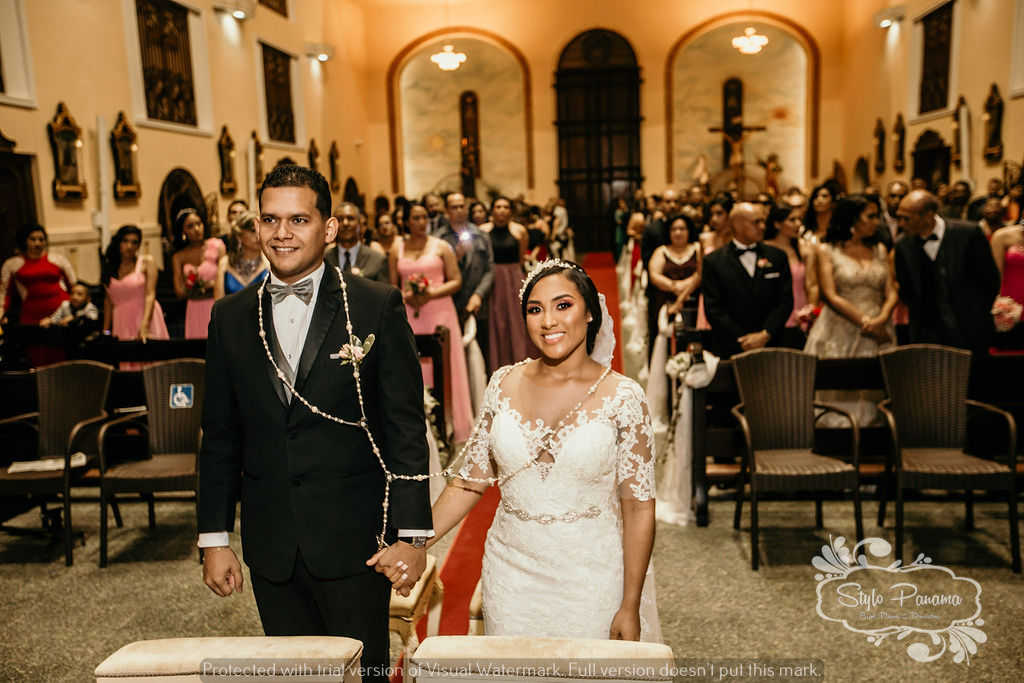 8. Lazo de unión colocado después del rito del beso como nuevos esposos