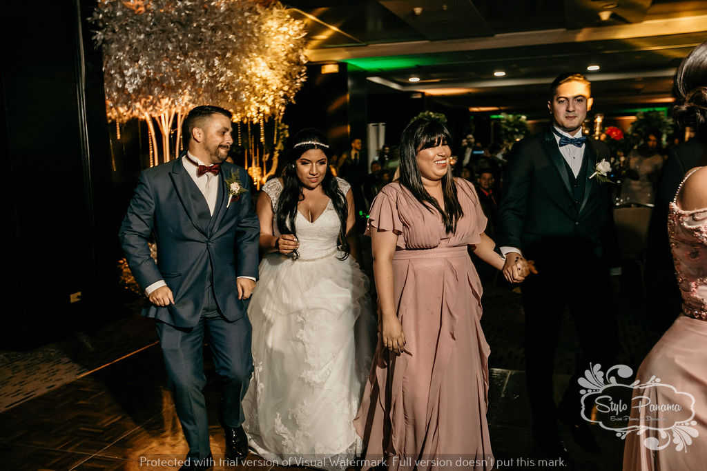 4. Recién casados entran de últimos hacia la pista de baile