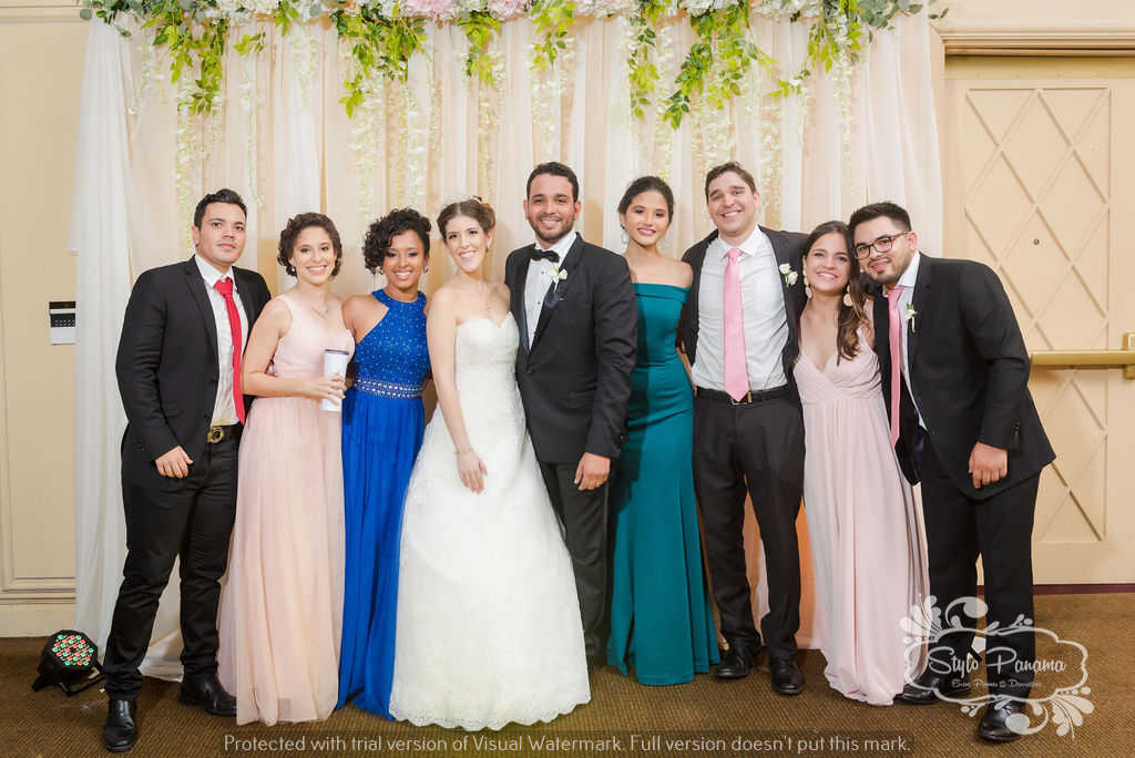 14. Durante la fiesta, los invitados aprovechan para tomarse fotos con los esposos