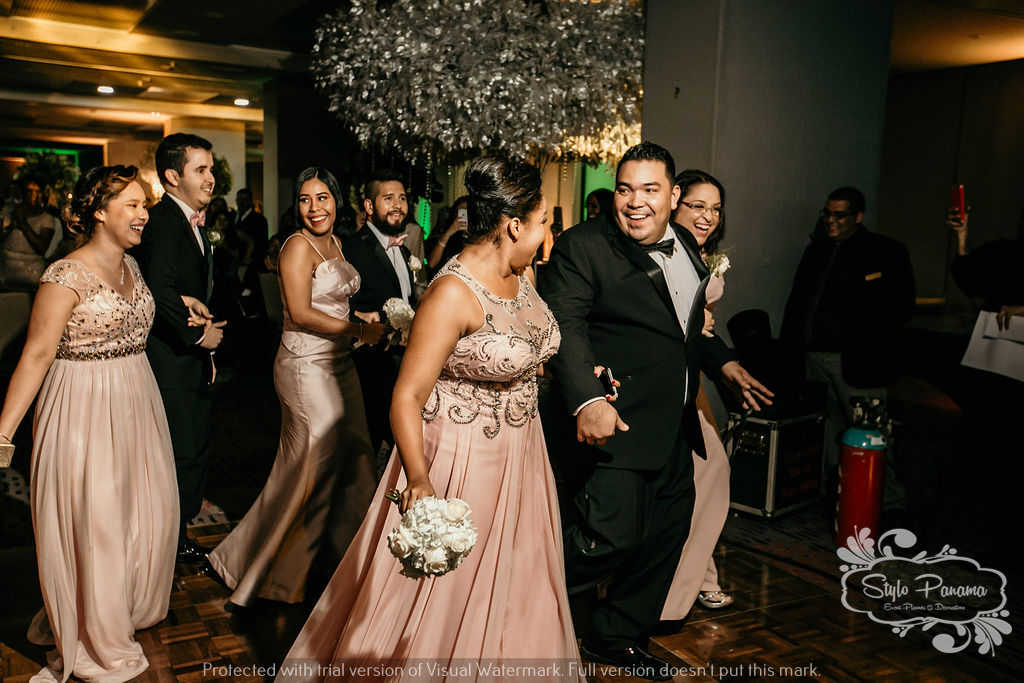 2. Entrada de la corte al salón antes que los recién casados