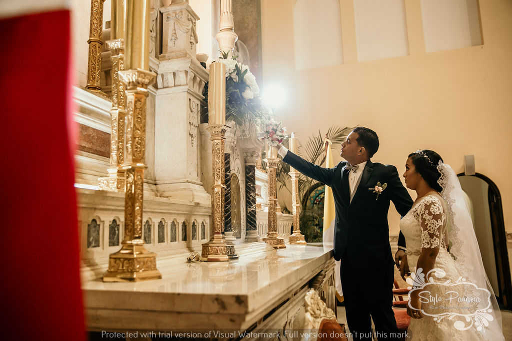 3. Entregan el ramo a la virgen