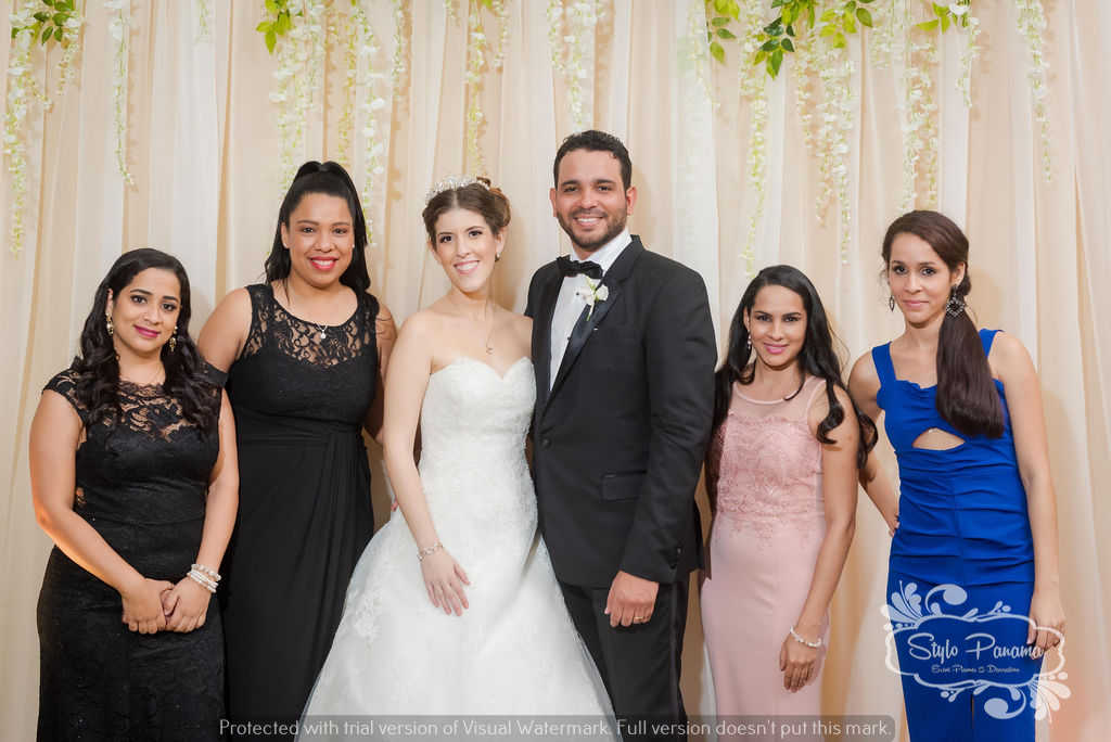 15. Durante la fiesta, los invitados aprovechan para tomarse fotos con los esposos