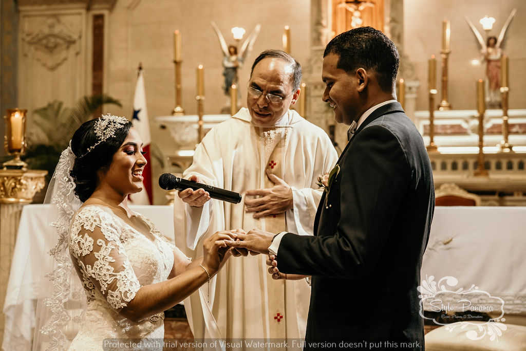 La Esposa coloca el anillo