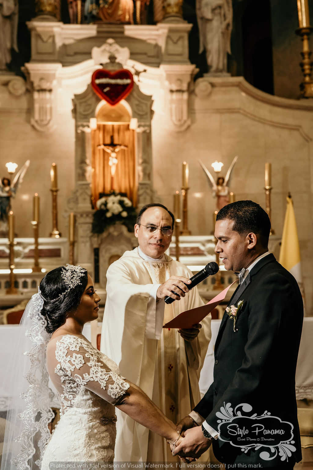 Los novios responden el escrutinio sin leer