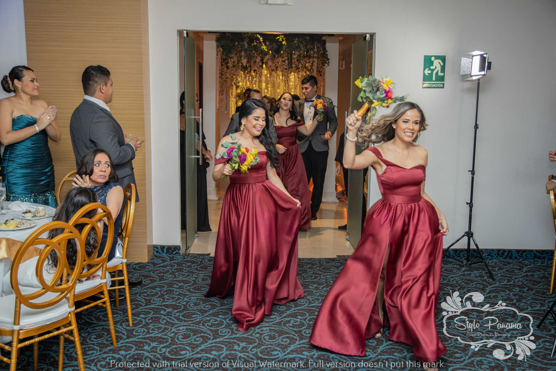 14. Entrada de la corte antes que los recién casados