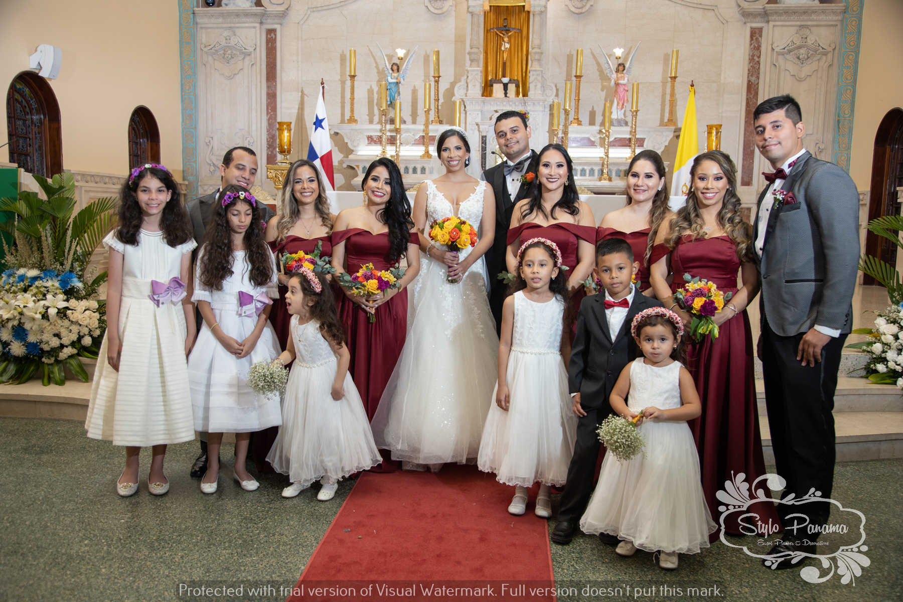 19. Esposos con cortejo de damas y caballeros con los niños