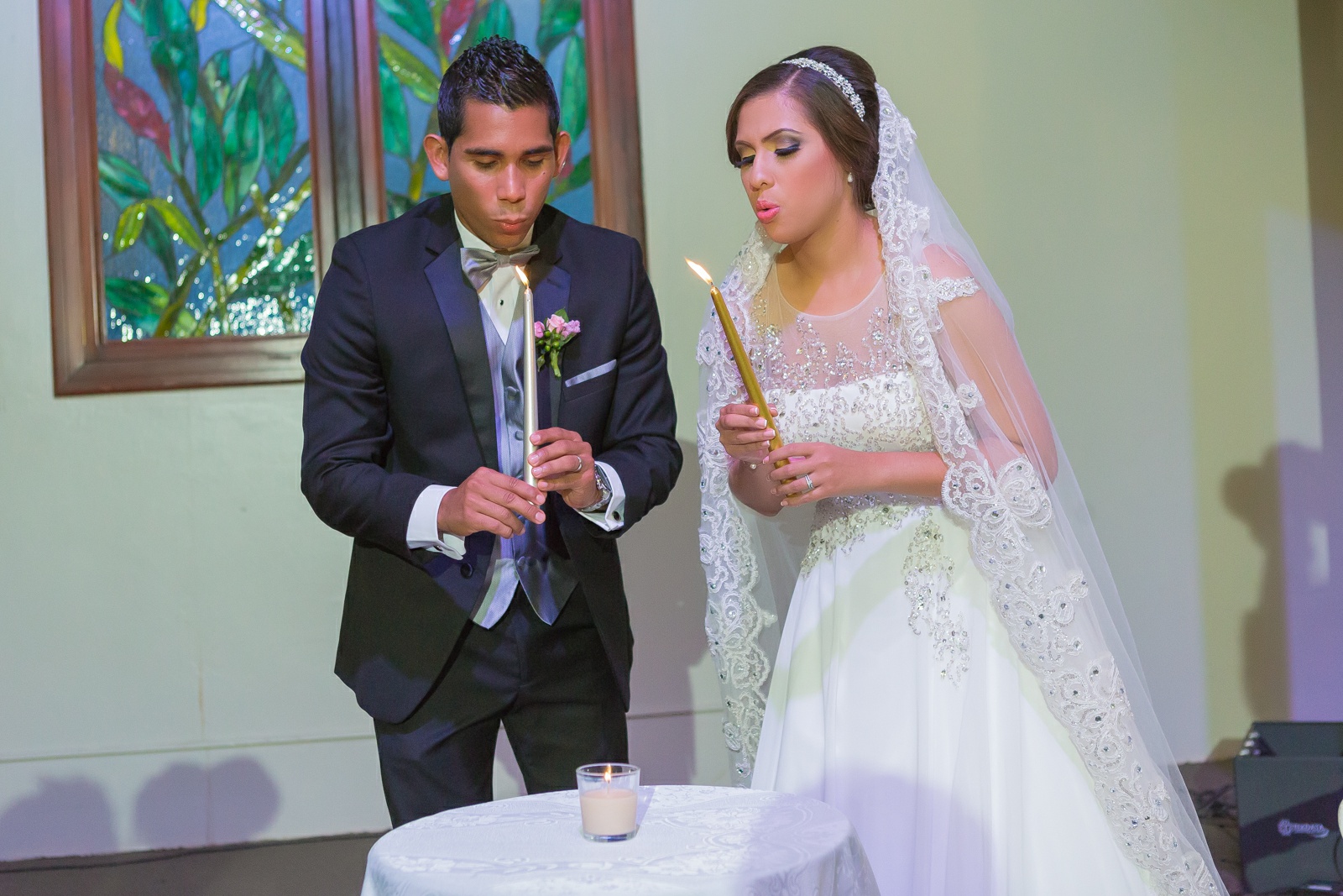 Los novios apagan sus velas individuales