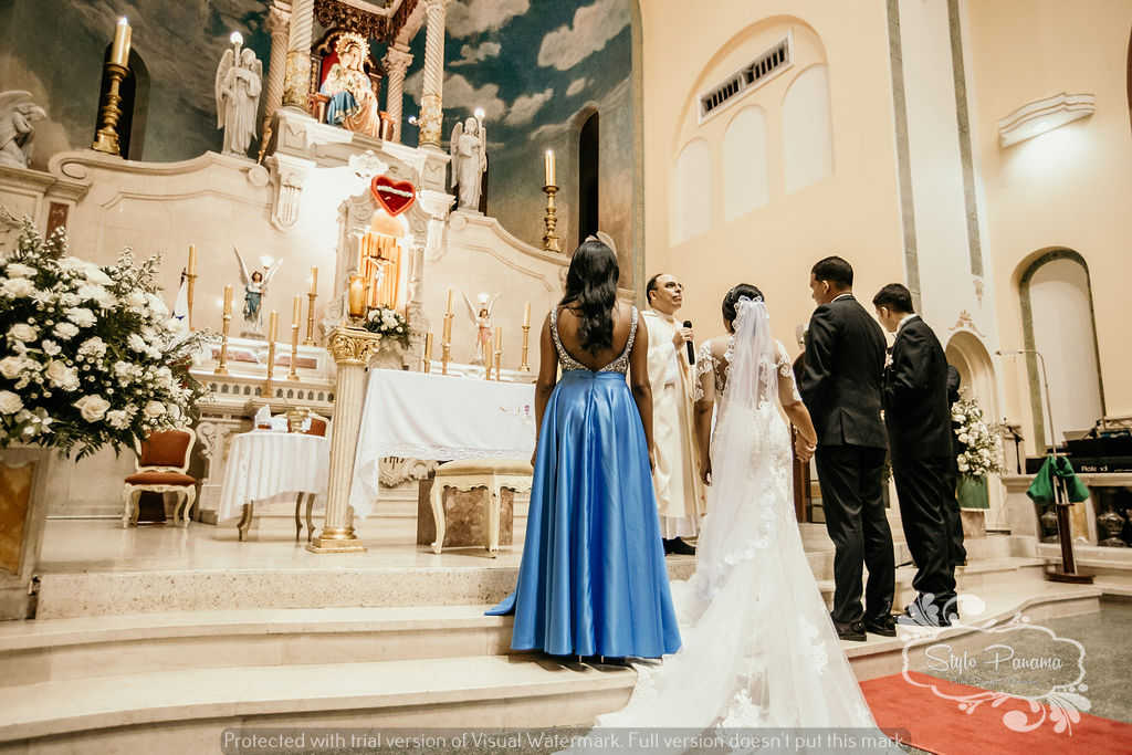 Hay Padres que piden a los padrinos estén de lado de los novios durante todo el rito matrimonial