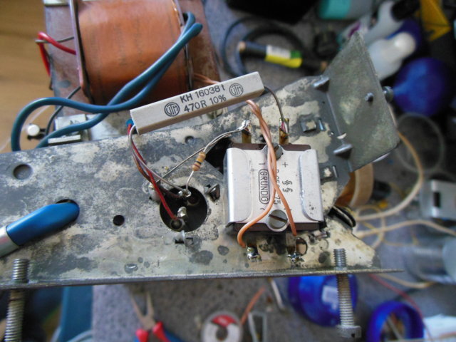 Neu befüllter Gleichrichter mit Entladewiderstand (der kleine) und Anodenspannungswiderstand (der Zementbunker, später auf 330 Ω reduziert) im eingebauten Zustand.