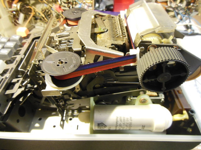 Rechte Seite: Teile der Gesamtmechanik, Motorkondensator und das Rad für den manuellen Papiervorschub.