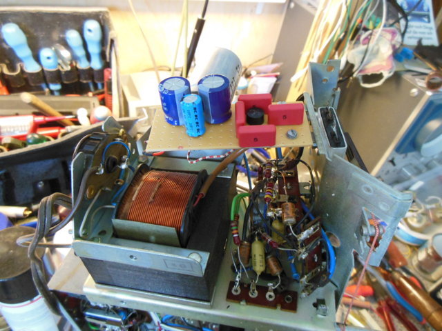 Unter Ausnutzung zweier vorhandener Löcher konnte die Platine neben dem Netztrafo einen Platz finden.