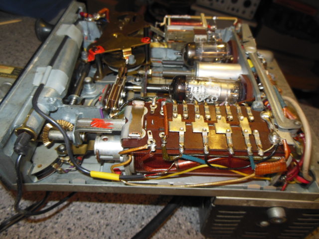 Andere Seite mit den Königswellen und dem starken Elektromagnet zum Aufziehen der Mechanik. Der Schalter über der Spule dient der AM/FM-Umschaltung