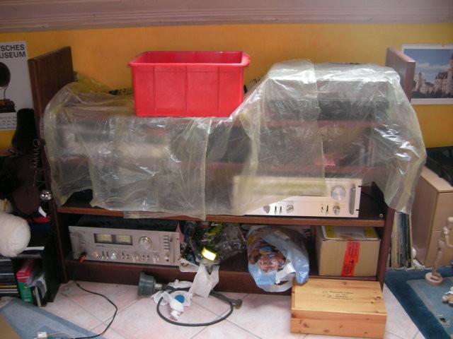 Mein Musikregal mit Wasserschutzmaßnahmen nach der ersten Nacht..... Die rote Kiste war halb voll!