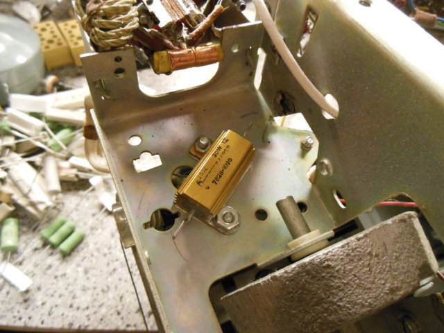 Der mit einem Hauch Wärmeleitpaste am Chassis befestigte Widerstand