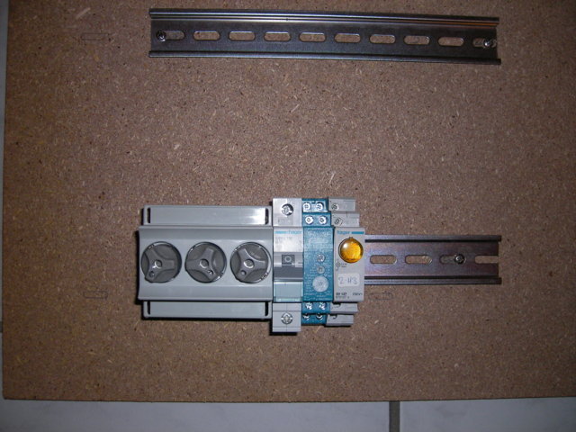 Von links nach rechts: Sicherungshalter für die drei Phasen des Laststromkreises, 16A-Sicherungsautomat für die Steuerung, Zeitrelais und Signallampe. Es folgt rechts davon demnächst noch ein FI-Schalter.