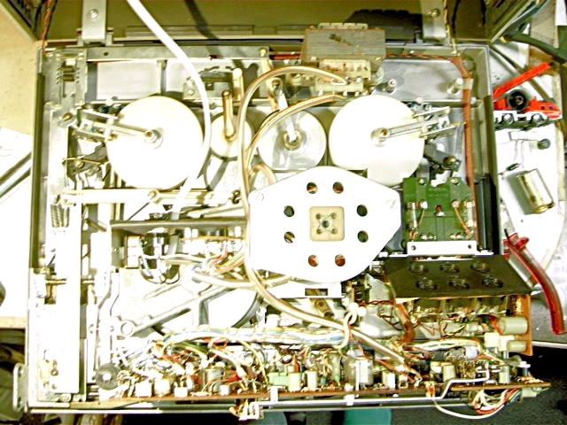 Das Gerät besteht fast nur aus Mechanik: Der gesamte Verstärker befindet sich dicht gedrängt auf der Platine am unteren Bildrand.