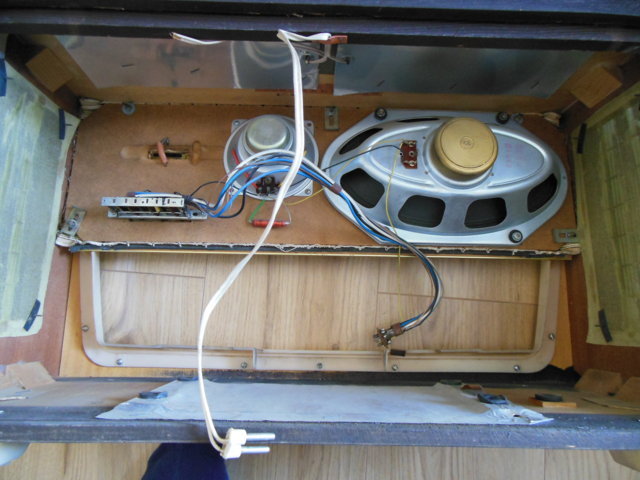 Die Schallwand in eingebautem Zustand von hinten. Man sieht den Hauptlautsprecher, das Klangregister und den Hochtöner, hier sogar mal elektrodynamisch!