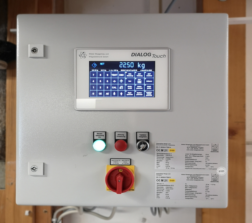 Alte mechanische Librawaage wurde umgerüstet auf eine elektronische, totalisierende Nettowaage