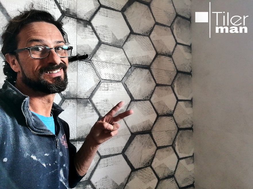 Aplacado con cerámica pasta blanca rectificada 120cmx40cm, con motivos hexagonales lápiz mano alzada. En chalet de Arenales del Sol (Elche)