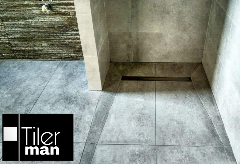 Plato de ducha al mismo nivel que el resto del pavimento. Proyecto en vivienda unifamiliar de Elche, con porcelanico tamaño 60X120