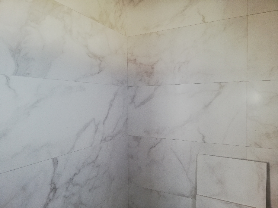 Aplacado de baños en chalet de los Arenales del Sol ( Elche ) tamaño 120cmX40cm azulejos pasta blanca rectificada: marmoleadas y motivos hexagonales al carboncillo
