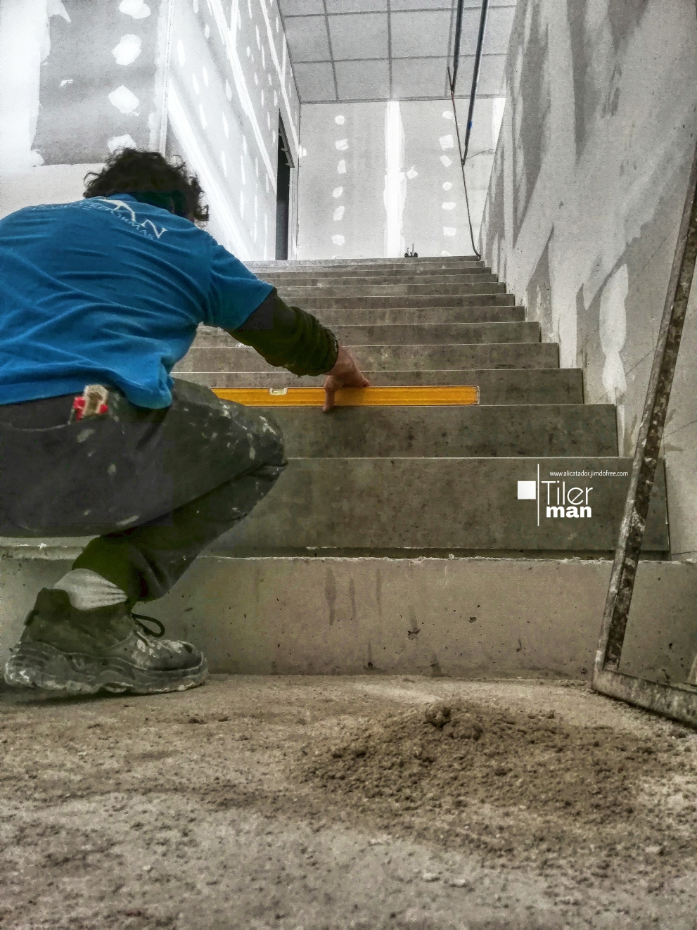 Formación de escalera con peldaños porcelanicos de 1,70m  en Elche