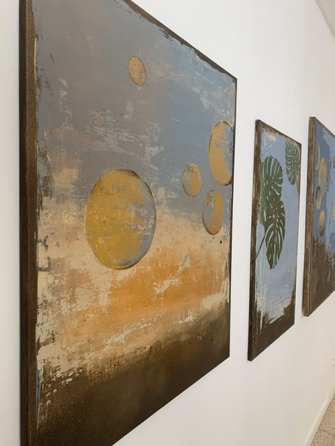 "Aus einem Gefühl heraus beginne ich meine Bilder zu malen.   Dabei hat jeder Gestaltungsprozess seine eigene Dynamik.   Und ist genauso intuitiv beendet, wie er begonnen hat."