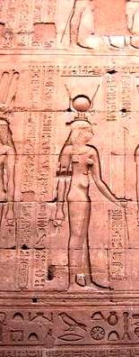 Hathor, la déesse à cornes ou à tête de vache à Erfoud. Assimilée à Vénus maître du Taureau.