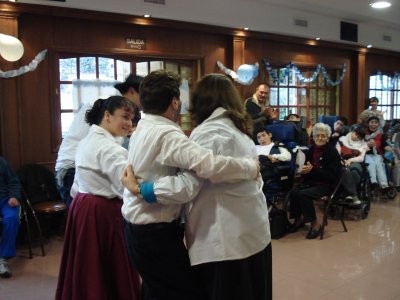 Bailan chacarera las familias