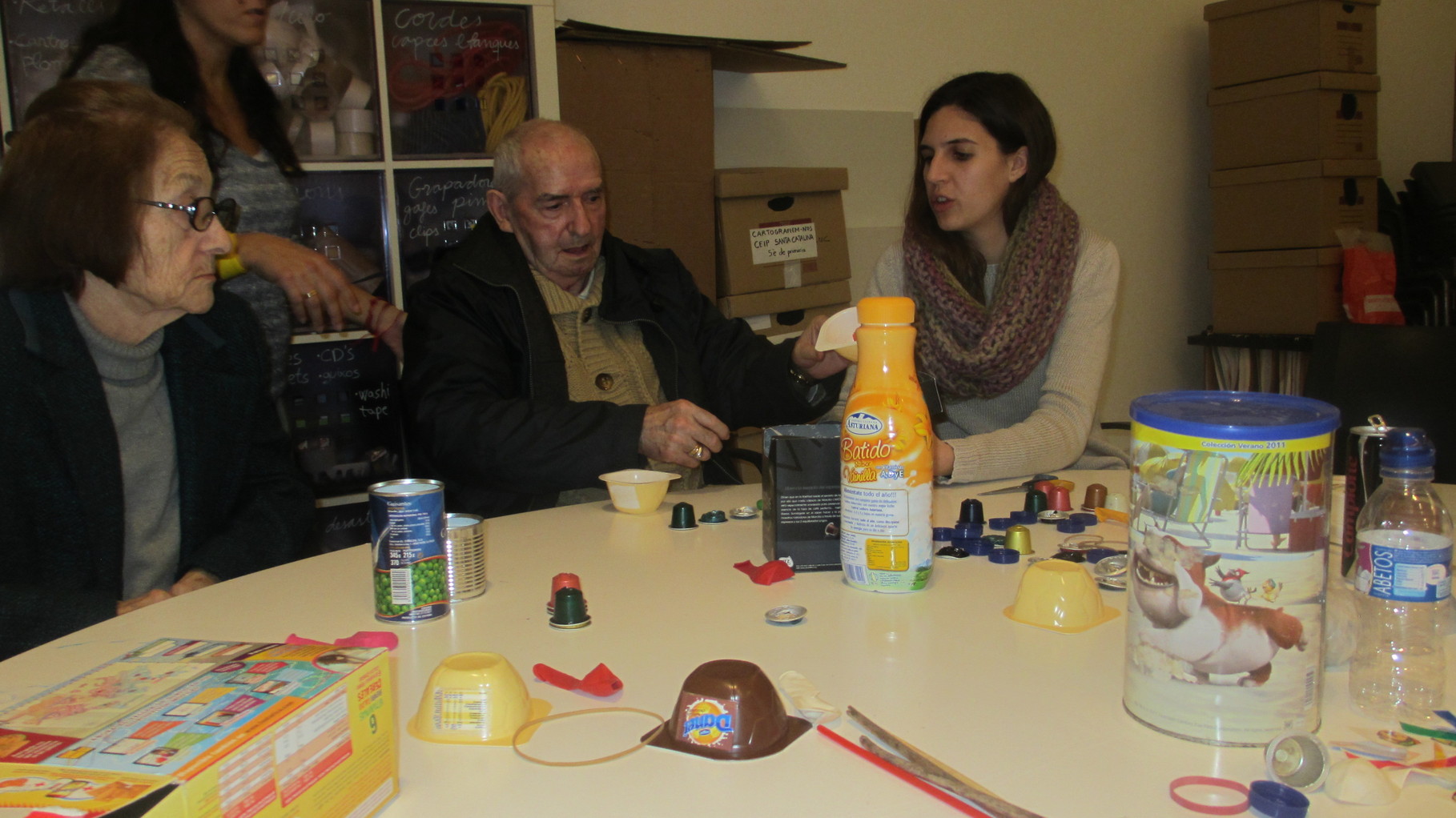 Creando maracas con materiales desechables