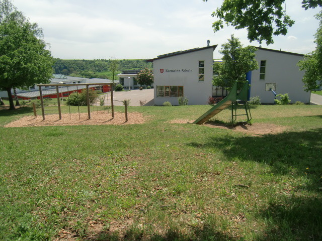 Aussenanlage mit Spielbereich