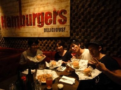 NY最終日だけどハンバーガー食べてないんだよねー、との事でお一人旅ゲストの皆さん(千葉大・名古屋大・信州大生)をご案内いたしました！　（2010年）