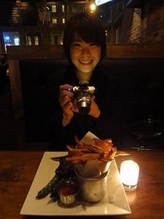 NY到着第一食、「ステーキ食べたい！」とYukoさん⇒完食でした！　　（2014年4月）