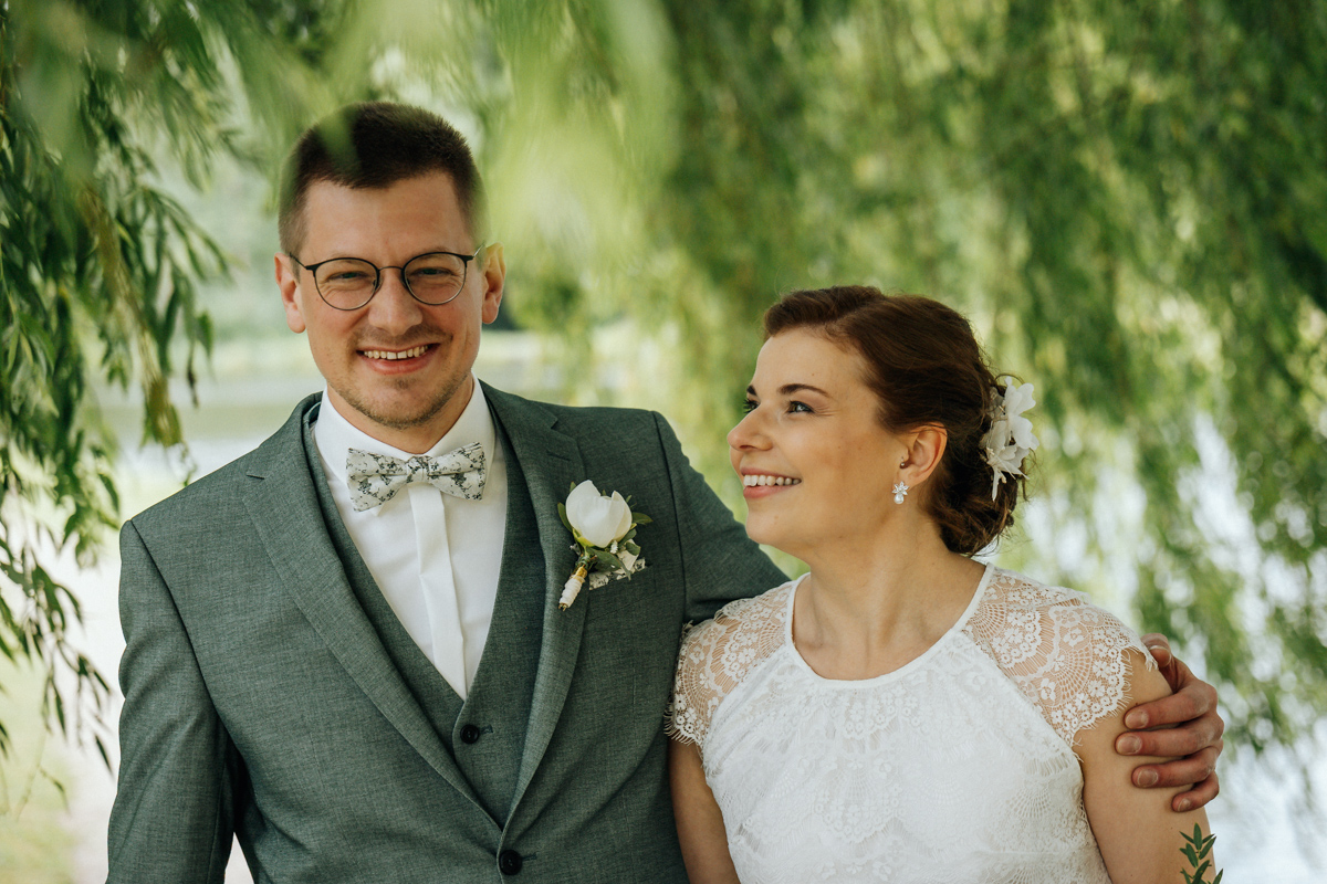 Natürliches Brautpaar-Foto ohne gestellte Pose - Hochzeitsfotograf Schloss Raesfeld