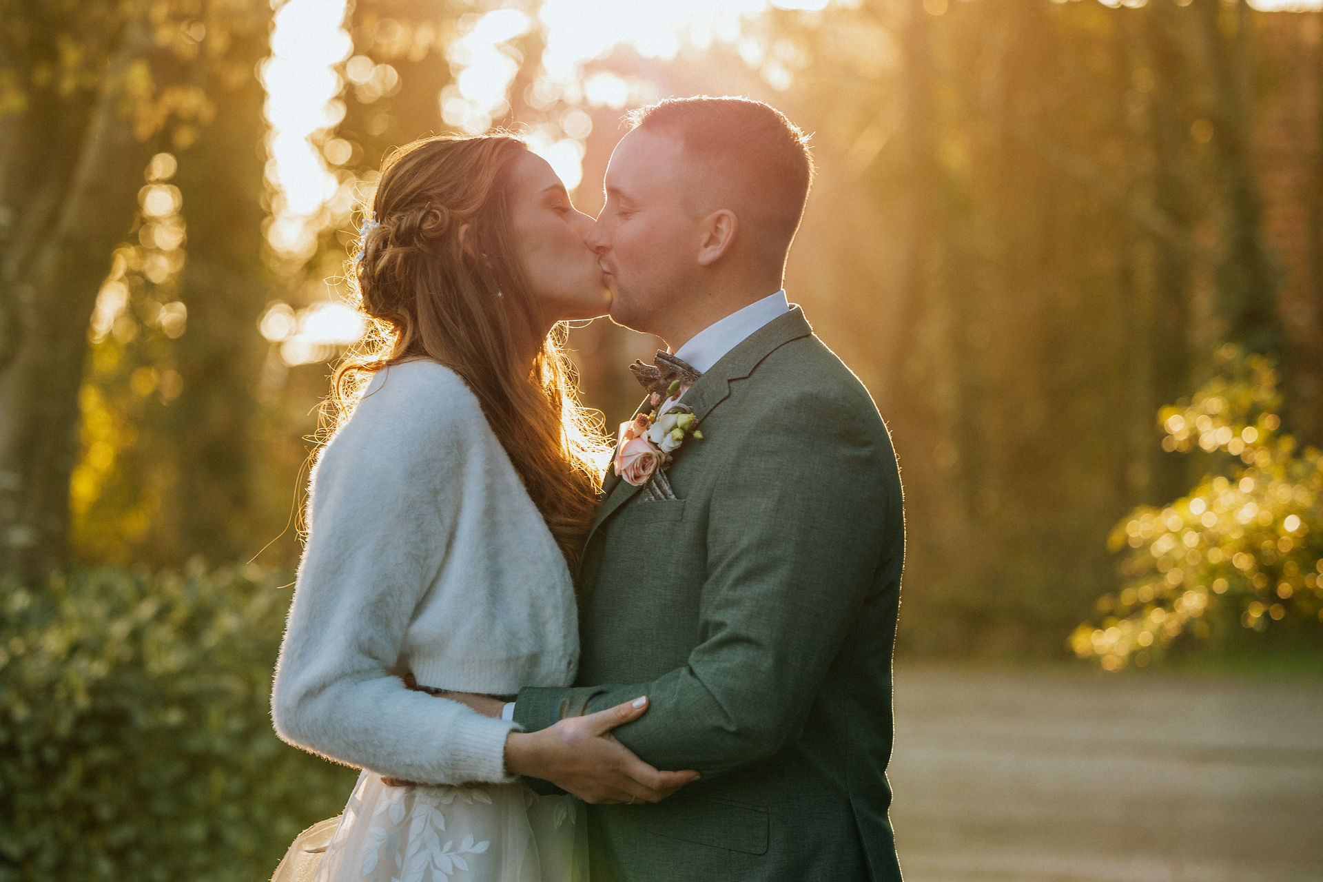 Hochzeitspaar während der goldenen Stunde - Hochzeitsfotograf Haminklen