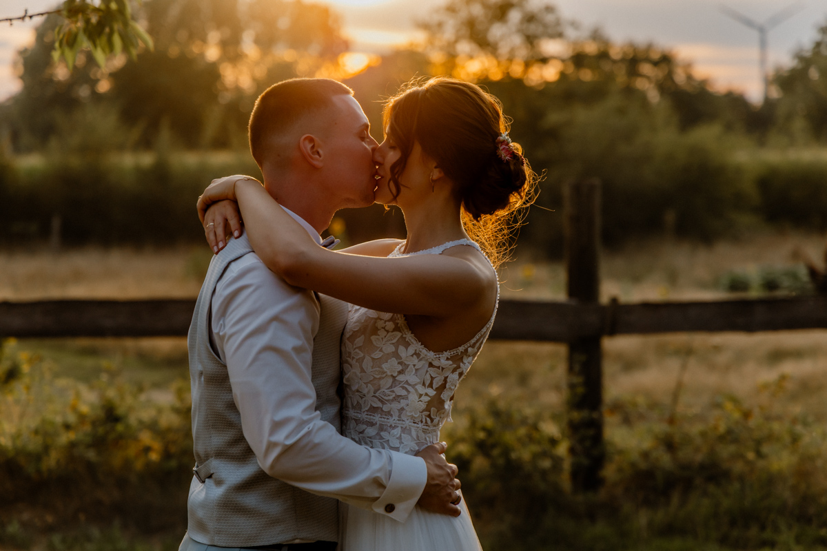 Hochzeitslocation im Münsterland bei goldenem Licht - Hochzeitsfotograf Erle