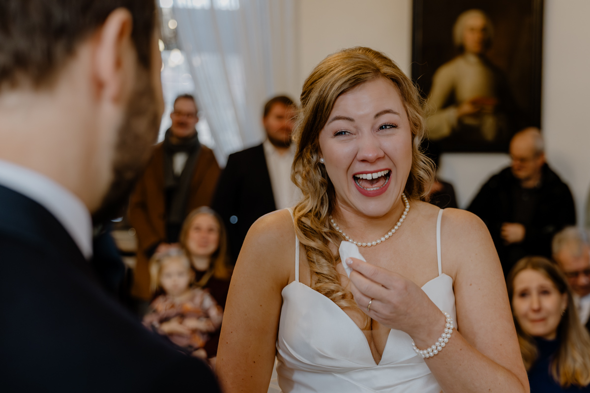 Lachende Braut während der Trauung – Hochzeitsfotograf Münsterland